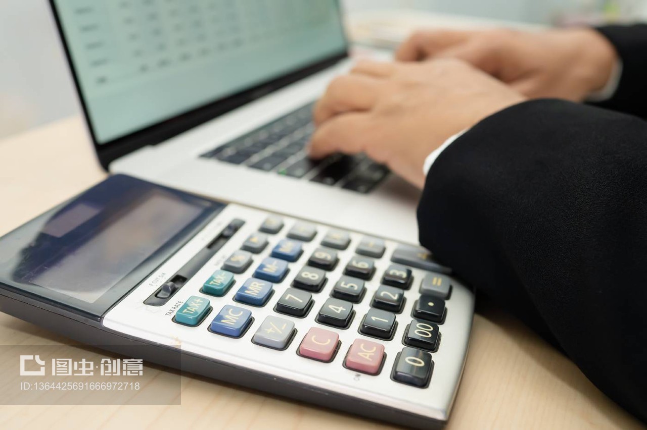 亞洲會計(jì)師工作和分析財(cái)務(wù)報告項(xiàng)目會計(jì)圖表和計(jì)算器在現(xiàn)代辦公室,財(cái)務(wù)和商業(yè)概念。