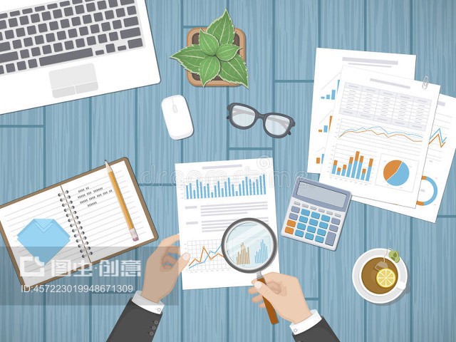 審計(jì)概念。商人審計(jì)師檢查評(píng)估財(cái)務(wù)文件。人的手用放大鏡高于圖形Auditing concepts. Businessman auditor inspects assessing financial documents. Man`s hands with magnifying glass above graphics